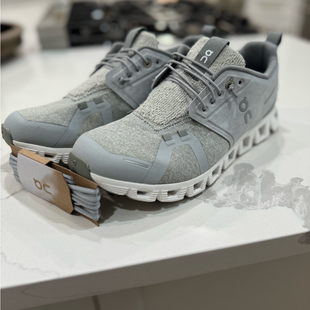 On Cloud 5 Terry Size 9 Glacier/Lunar Running Shoes. Like New!!